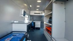 Эргономичная рабочая зона с кожаными креслами, столом-трансформером и мультимедиа внутри ГАЗ А31R33 от ТОО "VoltEra"