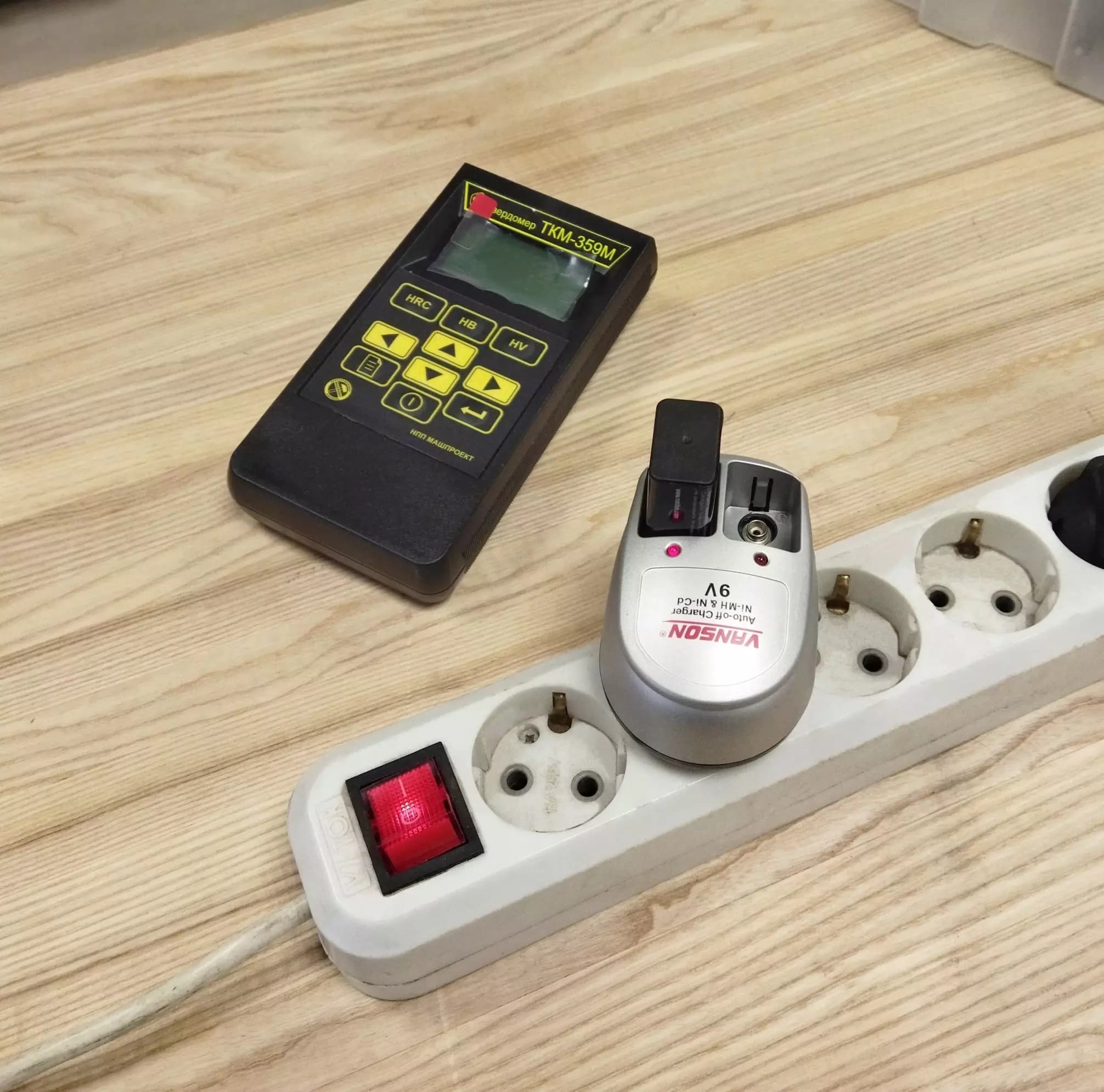 Сетевое зарядное устройство для твердомеров ТКМ серии М — ТОО "VoltEra"
